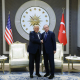 El presidente de EEUU, Donald Trump, y su homólogo turco, Recep Tayyip Erdogan, antes de la cumbre de líderes de la OTAN.  Europa Press/Contacto/Depo Photos