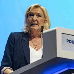 La líder de Agrupación Nacional, Marine Le Pen, en un mitin.  Europa Press/Contacto/Sandrine Thesillat