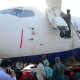 Operarios del aeropuerto de Karachi (Pakistán) trabajan en el traslado de un Boeing 737 por carretera Europa Press/Contacto/PPI