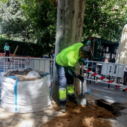 Un trabajador en la calle, a 12 de septiembre de 2024, en Madrid (España).  Ricardo Rubio - Europa Press