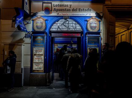EuropaPress 7190188 gente comprando loteria sorteo extraordinario nino 29 diciembre 2029 madrid