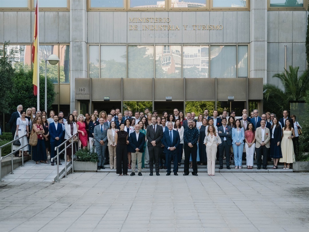 Los participantes en el acto, ante la sede del Ministerio de Industria Los participantes en el acto, ante la sede del Ministerio de Industria