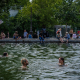 Imagen de archivo de varias presonas en un canal de París durante la ola de calor. Europa Press/Contacto/Aurelien Morissard