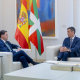 El lehendakari, Imanol Pradales (i), y el presidente del Gobierno, Pedro Sánchez (d), durante un encuentro en el Palacio de La Moncloa Alberto Ortega - Europa Press