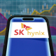 Logo de SK Hynix sobre un teléfono móvil.  Europa Press/Contacto/Andre M. Chang