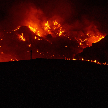 Imágenes nocturnas incendio forestal gallardos Almeria 10 julio 2026 | EuropaPress