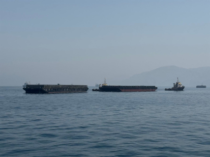 Barcos aguardan el paso por el estrecho de Ormuz frente a la costa omaní de Jasab (imagen de archivo) Wen Xinnian / Xinhua News / Europa Press / Contact