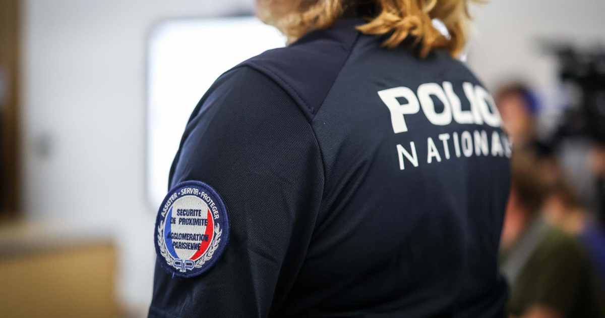 France opens a terrorism investigation after locating a war weapon near a synagogue