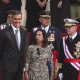 El presidente del Gobierno y secretario general del PSOE, Pedro Sánchez, y la ministra de Defensa, Margarita Robles, durante el acto solemne de homenaje a la bandera nacional y desfile militar por el 12 de octubre. Eduardo Parra - Europa Press