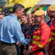 El presidente del Gobierno, Pedro Sánchez (1d), saluda a efectivos desplegados en el Puesto de Mando Avanzado del incendio forestal de los Gallardos (Almería). Francisco J. Olmo - Europa Press