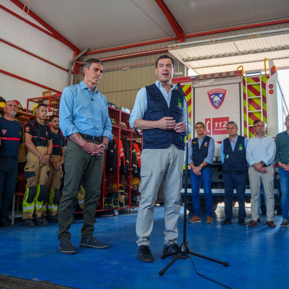 El presidente de la Junta de Andalucía, Juanma Moreno, durante una declaración institucional tras visitar, junto al presidente del Gobierno, Pedro Sánchez, el puesto de mando avanzado del incendio forestal de Los Gallardos