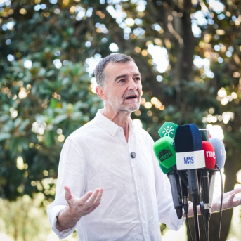 El coordinador federal de IU, Antonio Maíllo, atiende a los medios en el Parlamento andaluz. MARÍA JOSÉ LÓPEZ/EUROPA PRESS El coordinador federal de IU, Antonio Maíllo, atiende a los medios en el Parlamento andaluz. MARÍA JOSÉ LÓPEZ/EUROPA PRESS