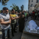 Imagen de archivo de palestinos frente a una morgue del hospital Al Shifa.  Mohammed Talatene/dpa