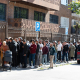 Varias personas hacen cola para entrar en la Embajada y Consulado de Marruecos. Isa Saiz - Europa Press