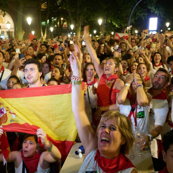 Una multitud de personas ven el partido de semifinales del Mundial entre España y Francia este 14 de julio en Pamplona, durante los Sanfermines. Eduardo Sanz - Europa Press Una multitud de personas ven el partido de semifinales del Mundial entre España y Francia este 14 de julio en Pamplona, durante los Sanfermines. Eduardo Sanz - Europa Press
