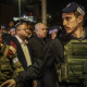 El primer ministro de Israel, Benjamin Netanyahu (derecha), camina por Jerusalén rodeado de personal militar y junto al ministro de Seguridad Nacional, el ultraderechista Itamar Ben Gvir Oren Ziv/dpa