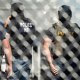 Agentes del Servicio de Inmigración y Control de Aduanas de Estados Unidos (ICE) tras la verja metálica de un centro de detención de inmigrantes Europa Press/Contacto/Derek French