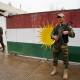 Un combatiente kurdo monta guardia en la entrada de su base cerca de Erbil, capital de la región del Kurdistán iraquí, tras un ataque con drones iraníes Europa Press/Contacto/Ismael Adnan