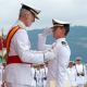 Felipe VI entrega los reales despachos a 125 oficiales de la Armada en la Escuela Naval de Marín (Pontevedra). X @DEFENSAGOB