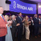 Oscar Puente junto a Enrique Cerezo durante el acto de inauguración de la nueva línea aérea de Riyadh Air. MINISTERIO DE TRANSPORTES Y MOVILIDAD SOSTENIBLE