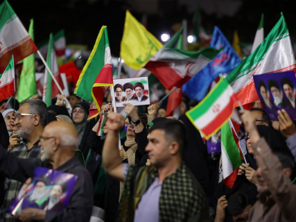 Seguidores iraníes ondean banderas nacionales iraníes y sostienen retratos del fundador de la República Islámica de Irán, el ayatolá Ruholá Jomeini. Europa Press/Contacto/Iranian Supreme Leader'S Off