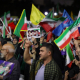 Seguidores iraníes ondean banderas nacionales iraníes y sostienen retratos del fundador de la República Islámica de Irán, el ayatolá Ruholá Jomeini. Europa Press/Contacto/Iranian Supreme Leader'S Off