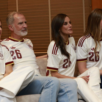 (I-D) La Princesa Leonor; el Rey Felipe VI, la Reina Letizia; y la Infanta Sofia; visualizan el partido de semifinales del Mundial de fútbol entre España y Francia, a 14 de julio de 2026, en Madrid (España). Casa de S.M. el Rey (I-D) La Princesa Leonor; el Rey Felipe VI, la Reina Letizia; y la Infanta Sofia; visualizan el partido de semifinales del Mundial de fútbol entre España y Francia, a 14 de julio de 2026, en Madrid (España). Casa de S.M. el Rey