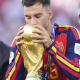 El futbolista de Roquetas de Mar (Almería) Alex Baena besa la Copa del Mundo tras proclamarse campeón con la selección española. Jose Breton / AFP7 / Europa Press