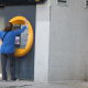 EuropaPress 7027820 mujer saca dinero cajero automatico 15 octubre 2025 cerceda madrid espana