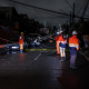 Unos trabajadores inspeccionan un poste eléctrico que se ha caído en plena calle, dejando a varias personas sin electricidad durante una tormenta que provocó inundaciones en algunas zonas de Santiago. Europa Press/Contacto/Manuel Urzua