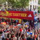 Aficionados saludan al autobús de la Selección durante la rúa de celebración de la Selección Española por el triunfo en el Mundial 2026 | Europa Press