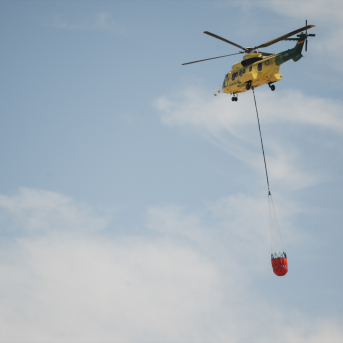 Imagen de archivo de helicóptero trabajando en labores de extinción. | EuropaPress Imagen de archivo de helicóptero trabajando en labores de extinción. | EuropaPress