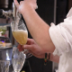 Camarero en tirador de cerveza EUROPA PRESS