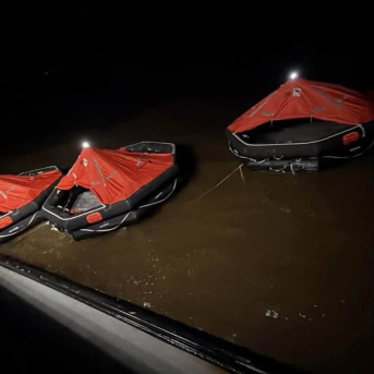 Rescate tras el vuelco de un ferry en Guyana GOBIERNO DE GUYANA Rescate tras el vuelco de un ferry en Guyana GOBIERNO DE GUYANA