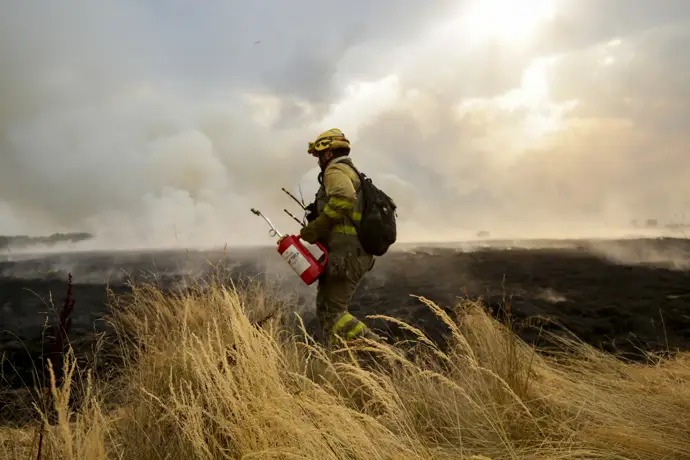Un bombero trata de extinguir un incendio, a 13 de agosto de 2025, en Miñambres de la Valduerna, León, Castilla y León (España) | Europa Press