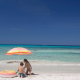 Una niña y su hermano jugando en la orilla de la playa IMAGE SOURCE/RUSS ROHDE / ZUMA PRESS / CONTACTOPHO