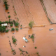 Vista desde un helicóptero de una carretera y campos de cultivo arrasados en la isla de Oahu, en Hawái --uno de los estados demandantes--, tras la tormenta 'Kona Low', por la que la FEMA prestó asistencia Europa Press/Contacto/Sgt. Olivia Cowart/U.S. Army