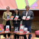 La directora de Comunicación de Aena, María Gómez, en la entrega de libros en Bogotá junto a Jaime Abello Banfi, director general de la Fundación Gabo y Andrea Victorino, directora de la Red Distrital de Bibliotecas Públicas de Bogotá. AENA