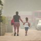 Una madre y una niña camina de la mano, a 24 de julio de 2026, en Burgohondo, Ávila, Castilla y León (España) | Mateo Lanzuela