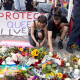 Vigilia en la Puerta de Brandeburgo, en Berlín, por las víctimas del atentado del día del Orgullo  Europa Press/Contacto/Zaira Biagini