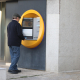 EuropaPress 7027819 hombre saca dinero cajero automatico 15 octubre 2025 cerceda madrid espana