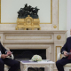 El presidente de Rusia, Vladimir Putin, conversa con el primer ministro de Armenia, Nikol Pashinián, en una imagen de archivo Europa Press/Contacto/Russian Foreign Ministry's o