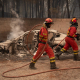 Personal de la UME apagando fuegos en viviendas y naves en Piedralaves, durante el incendio de Burgohondo, a 26 de julio de 2026, en Piedralaves, Ávila, Castilla y León (España). Fernando Sánchez - Europa Press