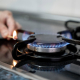 Una persona enciende un fuego de cocina de gas. A. Pérez Meca - Europa Press