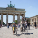 Ciclistas junto a la Puerta de Brandeburgo, en el centro de Berlín. STEFAN ZEITZ / XINHUA NEWS / CONTACTOPHOTO