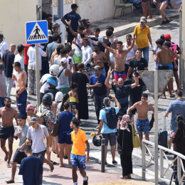 Varios migrantes celebran haber cruzado la frontera, a 30 de julio de 2026, en Ceuta (España). Europa Press