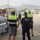 Pasajeros marroquíes de la OPE aguardan en Melilla a pasar a Marruecos mientras los agentes regulan las colas. GOBIERNO DE MELILLA
