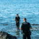 2 de agosto de 2026, Ceuta, Madrid, España: Un migrante intenta cruzar la frontera a nado bajo la atenta mirada de la Guardia Civil española en la playa de El Tarajal en Ceuta, España, el 2 de agosto de 2026. Europa Press/Contacto/Juan Carlos Lucas