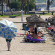 Numerosos turistas y malagueños disfrutan de la playa de La Malagueta de Málaga. Álex Zea - Europa Press