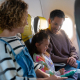 Una niña viajando en un avión de Vueling. VUELING